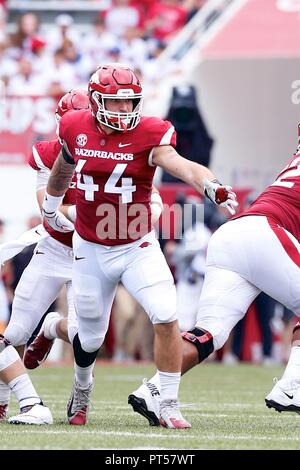 Okt 6, 2018: Arkansas tight end Austin Cantrell #44 kommt durch das Loch auf der Suche nach jemanden zu blockieren. Alabama besiegt Arkansas 65-31 bei Donald W. Reynolds Stadion in Fayetteville, AR, Richey Miller/CSM Stockfoto