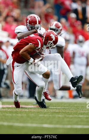 Okt 6, 2018: Alabama Defensive zurück Trevon Diggs #7 arbeitet bis Arkansas Empfänger Deon Stewart #3 bringen. Alabama besiegt Arkansas 65-31 bei Donald W. Reynolds Stadion in Fayetteville, AR, Richey Miller/CSM Stockfoto