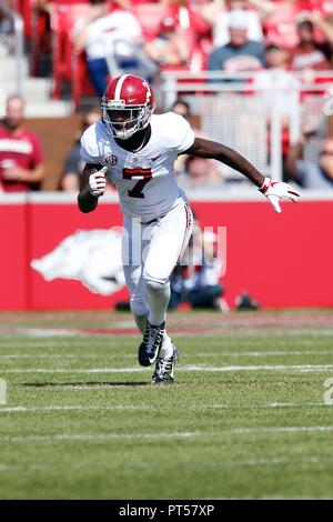 Okt 6, 2018: trevon Diggs #7 Alabama defensiver kommt zurück, um das Feld in unterstützen. Alabama besiegt Arkansas 65-31 bei Donald W. Reynolds Stadion in Fayetteville, AR, Richey Miller/CSM Stockfoto