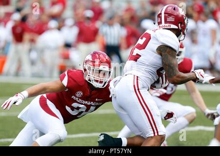 Okt 6, 2018: Arkansas linebacker Grant Morgan #31 kommt in Down in Alabama tight end Irv Smith #82. Alabama besiegt Arkansas 65-31 bei Donald W. Reynolds Stadion in Fayetteville, AR, Richey Miller/CSM Stockfoto