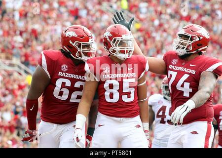 Okt 6, 2018: Arkansas tight end Cheyenne O'Graddy #85 wird durch Handlung Störungssucher Cotlon Jackson #74 und Johnny Gibson Jr. #62 Nach einem Touchdown catch gratulierte. Alabama besiegt Arkansas 65-31 bei Donald W. Reynolds Stadion in Fayetteville, AR, Richey Miller/CSM Stockfoto