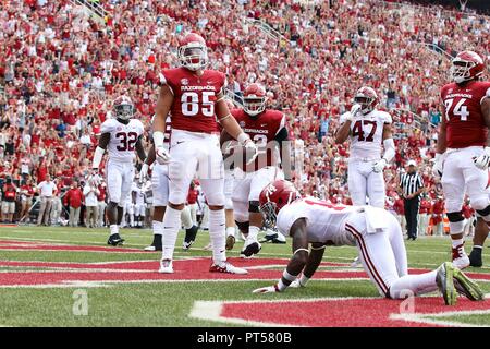 Okt 6, 2018: Razorback tight end Cheyenne O'Graddy #85 stellt nach einem Touch down. Alabama besiegt Arkansas 65-31 bei Donald W. Reynolds Stadion in Fayetteville, AR, Richey Miller/CSM Stockfoto