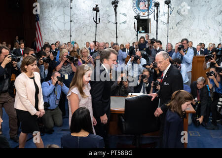 Washington, District of Columbia, USA. 4. Sep 2018. U.S. Supreme Court Associate Justice nominee BRETT KAVANAUGH wird begrüßt der Vorsitzende des Ausschusses Senator Chuck Grassley (R-IA), als kavanaugh's Familie mit ihm Spaziergänge vor seiner Anhörung vor dem Senat Justiz Ausschuss im Hart Senate Office Building. Credit: Ken Cedeño/ZUMA Draht/Alamy leben Nachrichten Stockfoto