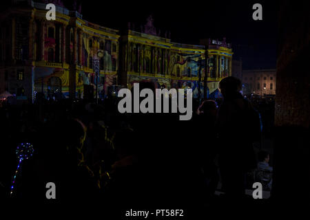 Oktober 6, 2018 - Silhouetten der Besucher kann auf dem Bebelplatz im zentralen Berliner Stadtteil Mitte gesehen werden (ehemals umgangssprachlich Opernplatz) während der 14. Festival der Lichter in Berlin. Kunstvolle Displays können auf Sehenswürdigkeiten und Gebäuden in der Stadt durch die Verwendung von illuminationen gesehen werden, Luministic Projektionen und 3D-Mapping. Kredite: Jan Scheunert/ZUMA Draht/Alamy leben Nachrichten Stockfoto