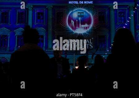 Silhouetten der Besucher können vor dem Hotel de Rome am Bebelplatz in Berlin während der 14 gesehen werden. Festival der Lichter in Berlin. Kunstvolle Displays können auf Sehenswürdigkeiten und Gebäuden in der Stadt durch die Verwendung von illuminationen gesehen werden, Luministic Projektionen und 3D-Mapping. 6. Okt, 2018. Kredite: Jan Scheunert/ZUMA Draht/Alamy leben Nachrichten Stockfoto