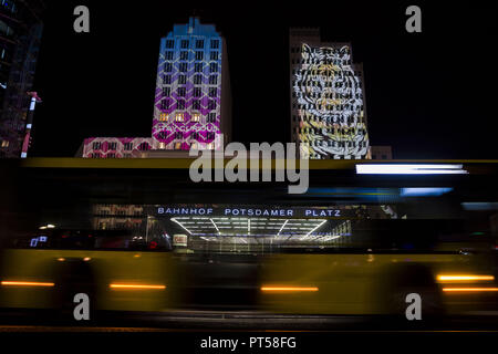 Autos vorbei am Potsdamer Platz während der 14. Festival der Lichter in Berlin. Kunstvolle Displays können auf Sehenswürdigkeiten und Gebäuden in der Stadt durch die Verwendung von illuminationen gesehen werden, Luministic Projektionen und 3D-Mapping. 7 Okt, 2018. Kredite: Jan Scheunert/ZUMA Draht/Alamy leben Nachrichten Stockfoto