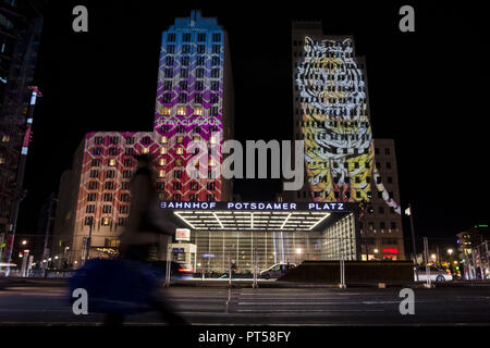 Ein fussgänger vorbei am Potsdamer Platz während der 14. Festival der Lichter in Berlin. Kunstvolle Displays können auf Sehenswürdigkeiten und Gebäuden in der Stadt durch die Verwendung von illuminationen gesehen werden, Luministic Projektionen und 3D-Mapping. 7 Okt, 2018. Kredite: Jan Scheunert/ZUMA Draht/Alamy leben Nachrichten Stockfoto