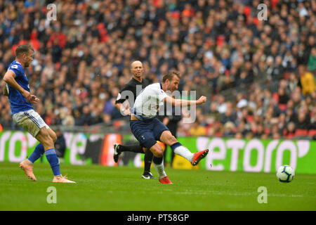 London, Großbritannien. 6. Okt, 2018. Harry Kane (R) von Tottenham schießt auf das Ziel während der Englischen Premier League Match zwischen den Tottenham Hotspur und Cardiff City im Wembley Stadion in London, Großbritannien am Okt. 6, 2018. Tottenham gewann 1:0. Credit: Marek Dorcik/Xinhua/Alamy leben Nachrichten Stockfoto