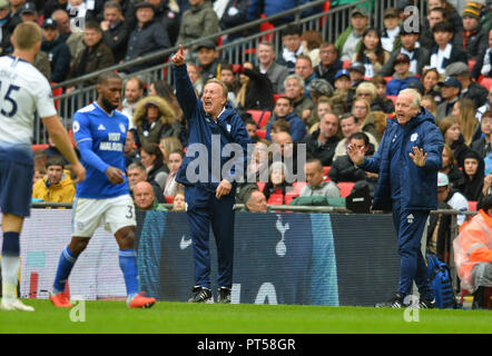 London, Großbritannien. 6. Okt, 2018. Cardiff City Manager Neil Warnock (2. R) Gesten während der Englischen Premier League Match zwischen den Tottenham Hotspur und Cardiff City im Wembley Stadion in London, Großbritannien am Okt. 6, 2018. Tottenham gewann 1:0. Credit: Marek Dorcik/Xinhua/Alamy leben Nachrichten Stockfoto