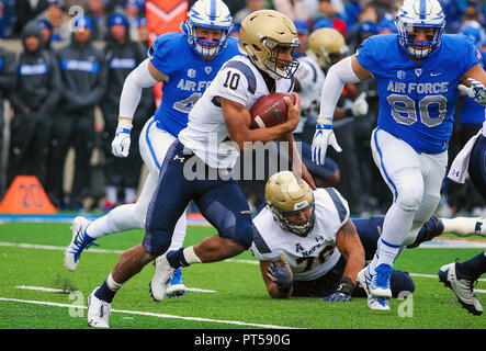 Oktober 6, 2018: Marine quarterback, Malcolm Perry #10, läuft die Option, während der NCAA Football Spiel zwischen den Marinemidshipmen und die Air Force Falcons im Falcon Stadium, United States Air Force Academy in Colorado Springs, Colorado. Air Force Niederlagen Marine 35-7. Stockfoto