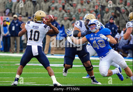 Oktober 6, 2018: Air Force linebacker, Rod Bagnall #49, drücke Marine quarterback, Malcolm Perry Nr. 10, während der NCAA Football Spiel zwischen der Navy Midshipmen und die Air Force Falcons im Falcon Stadium, United States Air Force Academy in Colorado Springs, Colorado. Air Force Niederlagen Marine 35-7. Stockfoto