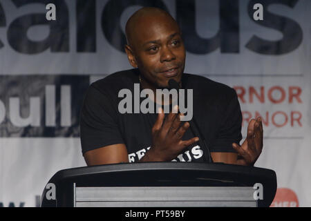 College Park, MD, USA. 6. Okt, 2018. Comedian Dave Chappelle beobachtet, als er bei einer Rallye für Maryland gubernatorial Anwärter Ben eifersüchtig, in der Hoff Theater im Stempel Student Union gehalten an der Universität von Maryland in College Park. Credit: Evan Golub/ZUMA Draht/Alamy leben Nachrichten Stockfoto