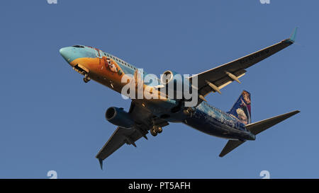 Richmond, British Columbia, Kanada. 4. Okt, 2018. Ein WestJet Airlines Boeing 737-800 (C-GWSV) Jet Airliner, in speziellen Disney lackierten themed ''frozen'' Livery, Airborne auf kurze letzte Ansatz für die Landung. Credit: bayne Stanley/ZUMA Draht/Alamy leben Nachrichten Stockfoto