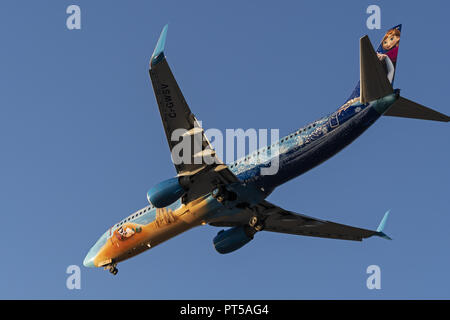 Richmond, British Columbia, Kanada. 4. Okt, 2018. Ein WestJet Airlines Boeing 737-800 (C-GWSV) Jet Airliner, in speziellen Disney lackierten themed ''frozen'' Livery, Airborne auf kurze letzte Ansatz für die Landung. Credit: bayne Stanley/ZUMA Draht/Alamy leben Nachrichten Stockfoto