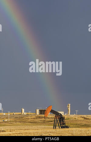 Williston, North Dakota, USA. 8. Sep 2018. Nach einem regen Sturm ein Regenbogen erscheint hinter der Ressource Energie pumpjacks Zeichnung von Erdöl aus einem Brunnen in der Bakken Bildung Ölfelder, nördlich von Williston, North Dakota. Credit: bayne Stanley/ZUMA Draht/Alamy leben Nachrichten Stockfoto