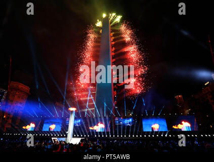 Buenos Aires, Argentinien. 6. Okt, 2018. Die wichtigsten Taschenlampe leuchtet während der Eröffnungszeremonie des 3. Summer Youth Olympic Games (YOG) in Buenos Aires, Argentinien, am Okt. 6, 2018. Credit: Meng Yongmin/Xinhua/Alamy leben Nachrichten Stockfoto