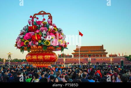 Peking, China. 1. Okt, 2018. Die Menschen nehmen Fotos auf dem Tian'anmen-Platz in Peking, der Hauptstadt von China, am Okt. 1, 2018. Credit: Hu Chenhuan/Xinhua/Alamy leben Nachrichten Stockfoto