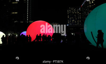 Houston, USA. 6. Okt, 2018. Besucher sehen die interaktive "oonGARDEN" Ausstellung in der Discovery Green Park in der Innenstadt von Houston, Texas, in den Vereinigten Staaten, Oktober 6, 2018. Credit: Yi-Chin Lee/Xinhua/Alamy leben Nachrichten Stockfoto