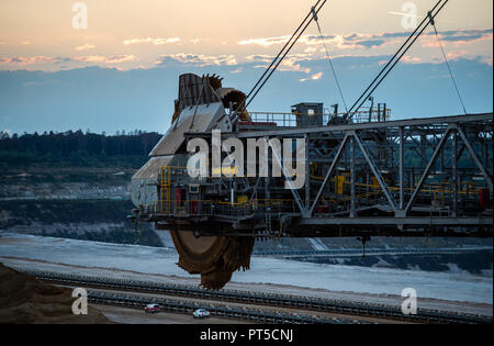 06 Oktober 2018, Nordrhein-Westfalen, Kerpen: Ein Bagger steht in der Tagebau Hambach brauen Coal Mine. Foto: Christophe Kirschtorte/dpa Stockfoto