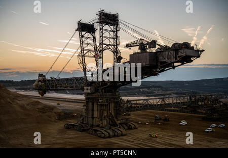 06 Oktober 2018, Nordrhein-Westfalen, Kerpen: Ein Bagger steht in der Tagebau Hambach brauen Coal Mine. Foto: Christophe Kirschtorte/dpa Stockfoto