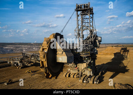 06 Oktober 2018, Nordrhein-Westfalen, Kerpen: Ein Bagger steht in der Tagebau Hambach brauen Coal Mine. Foto: Christophe Kirschtorte/dpa Stockfoto