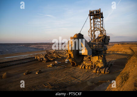 06 Oktober 2018, Nordrhein-Westfalen, Kerpen: Ein Bagger steht in der Tagebau Hambach brauen Coal Mine. Foto: Christophe Kirschtorte/dpa Stockfoto