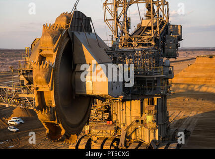 06 Oktober 2018, Nordrhein-Westfalen, Kerpen: Ein Bagger steht in der Tagebau Hambach brauen Coal Mine. Foto: Christophe Kirschtorte/dpa Stockfoto