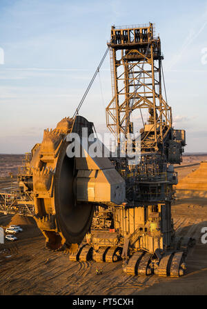 06 Oktober 2018, Nordrhein-Westfalen, Kerpen: Ein Bagger steht in der Tagebau Hambach brauen Coal Mine. Foto: Christophe Kirschtorte/dpa Stockfoto