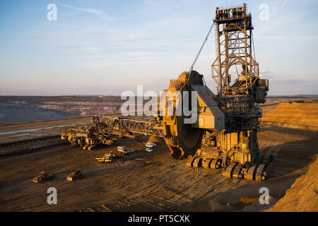 06 Oktober 2018, Nordrhein-Westfalen, Kerpen: Ein Bagger steht in der Tagebau Hambach brauen Coal Mine. Foto: Christophe Kirschtorte/dpa Stockfoto