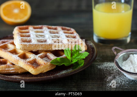 Wiener und Belgische Waffeln mit Honig Stockfoto