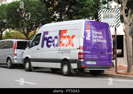 Monte Carlo, Monaco - 5. Oktober 2018: FedEx Delivery Truck (Transporter) auf der Straße in Monaco geparkt. FedEx Corporation ist eine US-amerikanische multinationale Couri Stockfoto