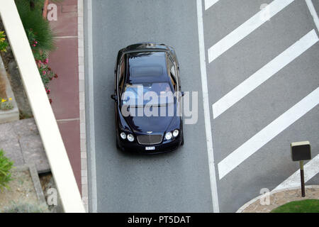 Monte Carlo, Monaco - 5. Oktober 2018: Luftaufnahme eines Luxus schwarz Bentley Continental (Ansicht von oben) fahren Sie auf dem Boulevard Du Larvotto in Monaco, Fr Stockfoto