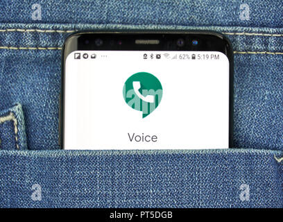 MONTREAL, KANADA - 4. OKTOBER 2018: die Google Voice app auf S8-Bildschirm. Google Voice ist ein Voice-over-IP-Service. Google ist ein amerikanisches Unternehmen, das w Stockfoto