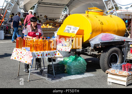 Samara, Russland - 22. September 2018: Verkauf von Sonnenblumenöl aus dem Metal Tank auf dem Bauernmarkt Stockfoto