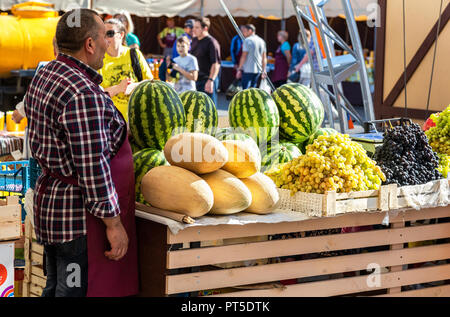 Samara, Russland - 22. September 2018: Verkauf frisch Wassermelonen und Weintrauben an den lokalen Farmers Market Stockfoto