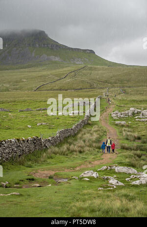 Fuß weg zu Pen-y-Gent am bewölkten Tag in North Yorkshire, England Stockfoto