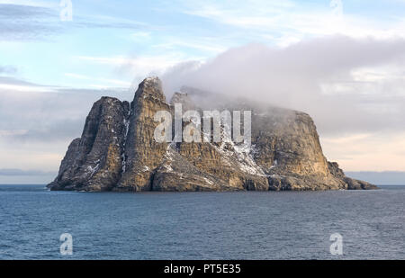 Küste Wolken auf einem unfruchtbaren Insel in der Nähe von Baffin Island in Nunavut, Kanada Stockfoto