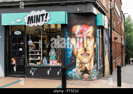 Jetzt unkenntlich gemacht, den berüchtigten "David Bowie" Wandbild auf Division Street Sheffield. Für den geteilten Reaktion festgestellt. Mit der 'Liebe den Hass, der 'Hashtag Stockfoto