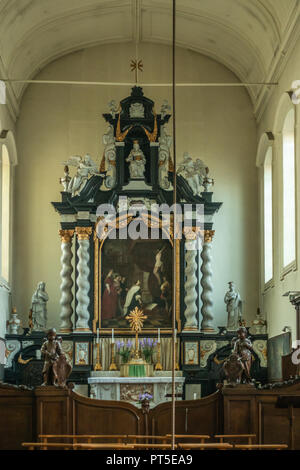 Brügge, Flandern, Belgien - 19 September, 2018: Die wichtigsten Altar der heiligen Elisabeth mit dem Kalvarienberg Malerei gewidmet, in der Kirche von Ten Wijngaarde Beginenhof von Stockfoto