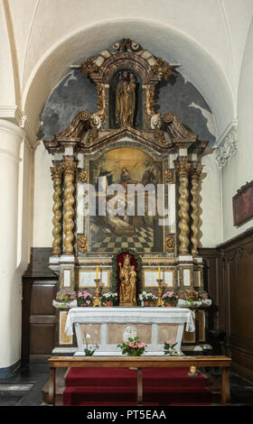 Brügge, Flandern, Belgien - 19 September, 2018: Seite Altar zu Madonna in der Kirche von Ten Wijngaarde Beginenhof in Brügge. Malerei für drei sa Stockfoto