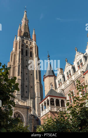 Brügge, Flandern, Belgien - 19 September 2018: Beige Braun Kathedrale Notre Dame von Brügge und zurück Fassade von Gruuthuse Museum unter tief blauen Himmel. So Stockfoto