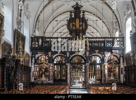 Brügge, Flandern, Belgien - 19 September, 2018: Überblick über getrennt Chor der St. Anna Kirche in Brügge. Dunkle Holzdekorationen und viel Gold Stockfoto