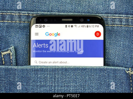 MONTREAL, KANADA - 4. OKTOBER 2018: Google Alerts auf S8-Bildschirm. Google Alerts ist ein Content Change Notification Service. Stockfoto