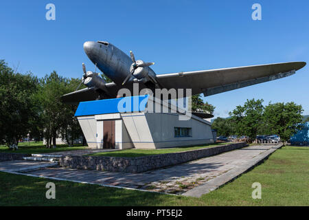 Denkmal für sowjetische militärische Transportflugzeuge Li-2. Lisunov Li-2-ursprünglich festgelegten PS-84 Stockfoto