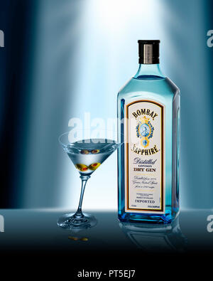 Ein Martini Glas mit 2 zwei Oliven stützte sich auf eine Flasche Bombay Sapphire Dry Gin Stockfoto