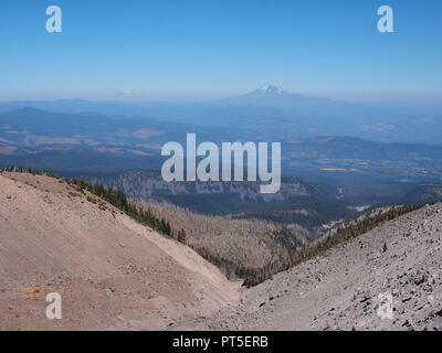 Entfernten Blick auf Mount Jefferson und Mount Rainier ab der Baumgrenze Trail auf Mount Hood, Oregon, auf eine außergewöhnlich klaren, wolkenlosen Tag. Stockfoto
