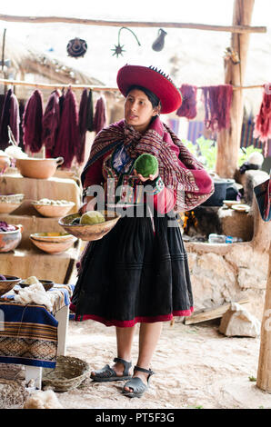 Chinchero, Peru - 15.September 2016: eine junge Frau in traditioneller Kleidung erklärt die Stricken Prozess, das Färben von Alpaka und Schafwolle beinhaltet Stockfoto