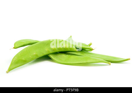 Stapel von frischem snap Erbsen auf einem weißen Hintergrund. Stockfoto
