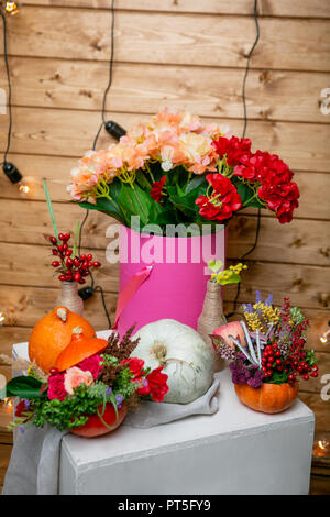 Stillleben mit Blumen, Kürbisse und Hortensie in einer Box Stockfoto