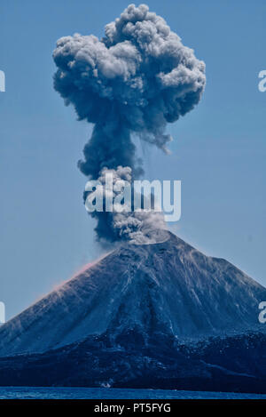 Krakatau, einer kleinen Insel in der Sunda Straße zwischen den Inseln Sumatra und Java ist einer der bekanntesten Vulkane der Welt. Es ist eine meist Stockfoto